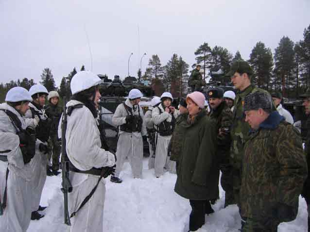 Госпожа министр обороны общается с российскими солдатами