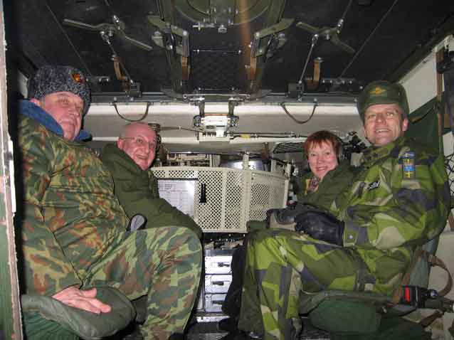 В боевой машине СВ-90: Министр обороны Швеции,  зам. командующего ЛенВО, Посол РФ в Швеции, зам. командующего СВ Швеции