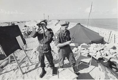 Французский  (слева)  и российский (Николай Аккуратнов) военные наблюдатели ООН ведут наблюдение в районе расположения патруля № 11 в зоне Суэцкого канала 20 декабря 1973 года