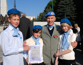 Valery Guerguel with students of "Ellada" Secondary School which won the title "the School of Peace" as well as other 42 Secondary Schools of Russia, the Ukraine and Republic of Belarus  in September 2008 near the Monument to Countries of the Antifashist Coalition in World War-2