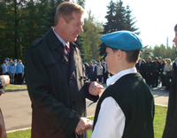 Геннадий Гатилов вручает почетный значок Музея миротворческих операций юному миротворцу на Поклонной Горе 22 сентября 2008 года