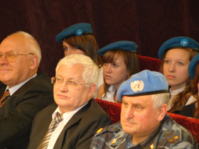 В первом ряду слева направо Михаил Кабатченко, Виктор Камышанов и Олег Рубежов, ставший победителем конкурса вноминации "Ветеран миссий ООН" 