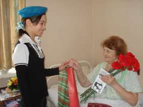 Вручение подарка участнице войны в больнице № 20 г.Москвы