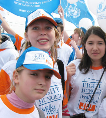 Ольга Князева сюными миротворцми-участника Всемирного марша против голода 2007 года в г.Москве