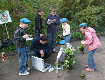 Юные миротворцы проводят измерение массы растений