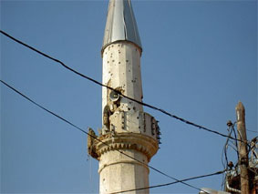 Поврежденный минарет мечети