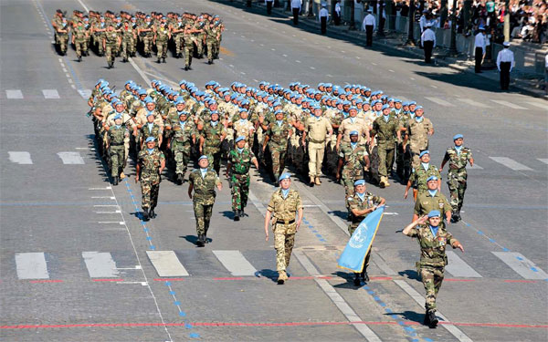Колонна миротворцев на военном параде во Франции 14 июля 2008 года