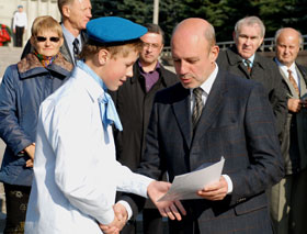 Александр Горелик вручает свидетельство Школы мира 2008 года Сергею Голованову