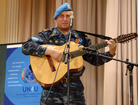 Олег Рубежов выступает перед участниками собрания, посвященного Дню ООН 30 октября 2008 года
