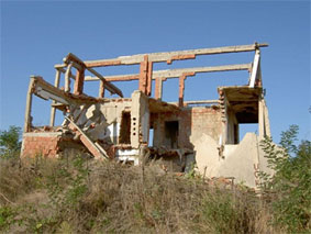 Один из разрушенных сербских домов
