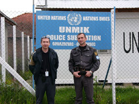 С болгарским другом у постера полицейской станции