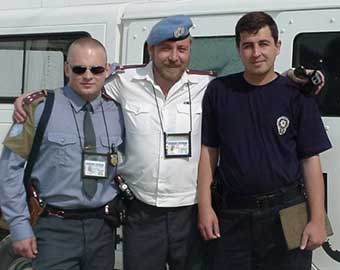 Демин В.Н. (в центре),  Г.В. Егоров (слева) и Семи (Турция) в период службы в отделе полиции  3 в г.Приштина 