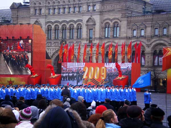 Колонна Движения юных миротворцев Москвы - участница Мраша на Красной площади 7 ноября 2009 года, посвященного историческому военному параду 1941 года