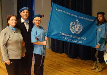 Флаг Движения юных миротворцев, врученный Музеем миротворческих операций представителям средней школы № 2 на слете организоторов конкурса "Юный миротворец года"  14 декабря 2008 года