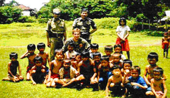 Геннадий Иванов с камбоджийскими детьми