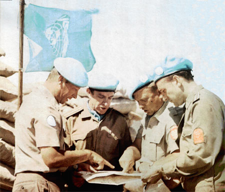 На вахте мира на Голанских высотах в 1974 г. Старший группы советских военных наблюдателей ООН в Сирии майор В.П.Маренко ( в центре), капитан В.Т.Осадчий  (крайний справа). Уточнение маршрута по карте с польскими офицерами