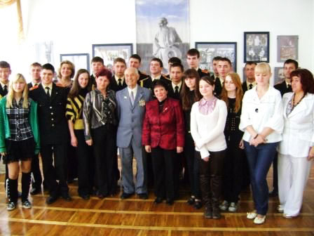 Группа посетителей выставки. Марат Егоров (в центре), Анна Пушкаревич (справа) и представитель СМуовровского училища Г.П.Беляева (слева)