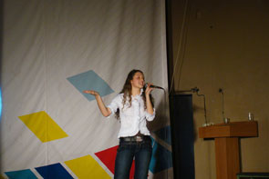Виктория Калинченко исполняет песню "Владикавказ"