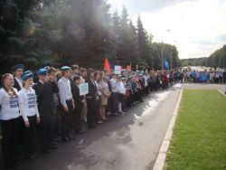 Фото В.Гергеля: Представители школы № 24 г.Коломны в составе каре школ мира на Поклонной горе 21 сентября 2010 года