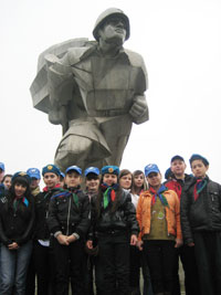 Юные миротворцы Владикавказа у памятника Петру Барбашову