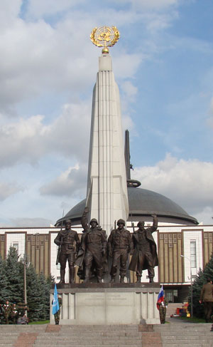 Фото Гереггеля В.В. Почетный караул юных миротворцев у памятника странам-участницам антигитлеровской коалиции на Поклонной горе. 21 сентября 2010 года