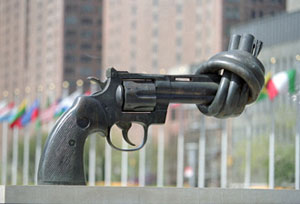 Скульптура «Нет насилию» К. Ф. Рейтерсуорда установлена на пьедестале перед входом для посетителей в комплекс Центральных учреждений ООН. Фото: ООН.