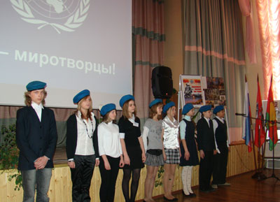 Фото Валерия Гергеля: Группа школьников, награжденных значками "Юный миротворец" 25 марта 2010 года
