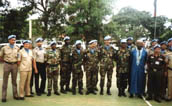 Специальный представитель Генерального Секретаря ООН в Анголе Исса Диалло (в синей одежде), командующий военным контингентом генерал-майор С.К.Обенг (Гана), начальник штаба миссии полковник Парнаик (Индия) с группой офицеров из Намибии, Египта, Иордании, Зимбабве, России. 